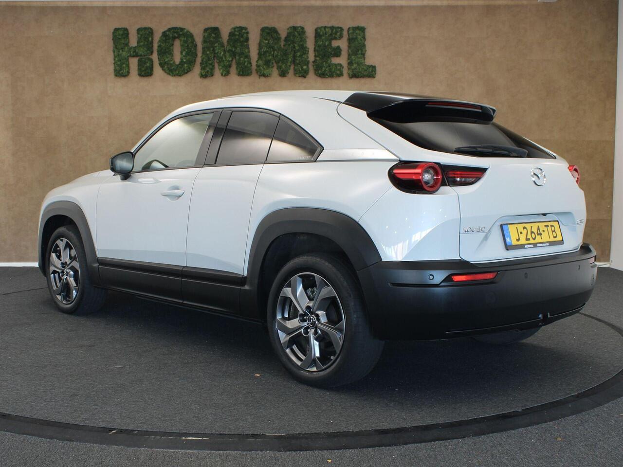 Mazda MX-30 e-SkyActiv 145 First Edition 36 kWh - SOH 94.6%! - ORIGINEEL NEDERLANDSE AUTO - ADAPTIEVE CRUISE CONTROL - APPLE CARPLAY/ANDROID AUTO - DODEHOEKDETECTIE - NAVIGATIE - HEAD UP DISPLAY - EXTRA GETINT GLAS - CLIMATE CONTROL - STOELVERWARMING VOORZIJDE -