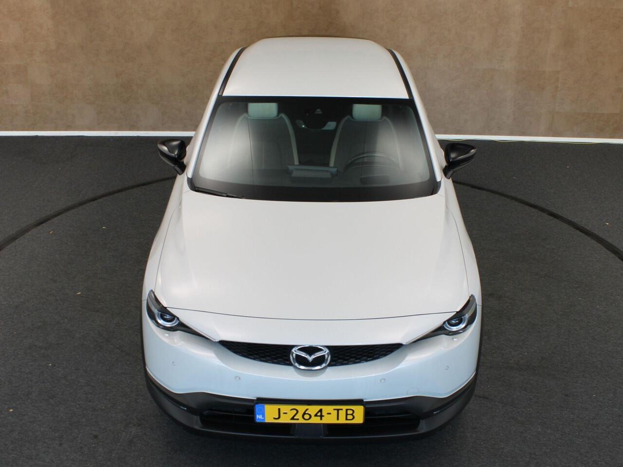 Mazda MX-30 e-SkyActiv 145 First Edition 36 kWh - SOH 94.6%! - ORIGINEEL NEDERLANDSE AUTO - ADAPTIEVE CRUISE CONTROL - APPLE CARPLAY/ANDROID AUTO - DODEHOEKDETECTIE - NAVIGATIE - HEAD UP DISPLAY - EXTRA GETINT GLAS - CLIMATE CONTROL - STOELVERWARMING VOORZIJDE -