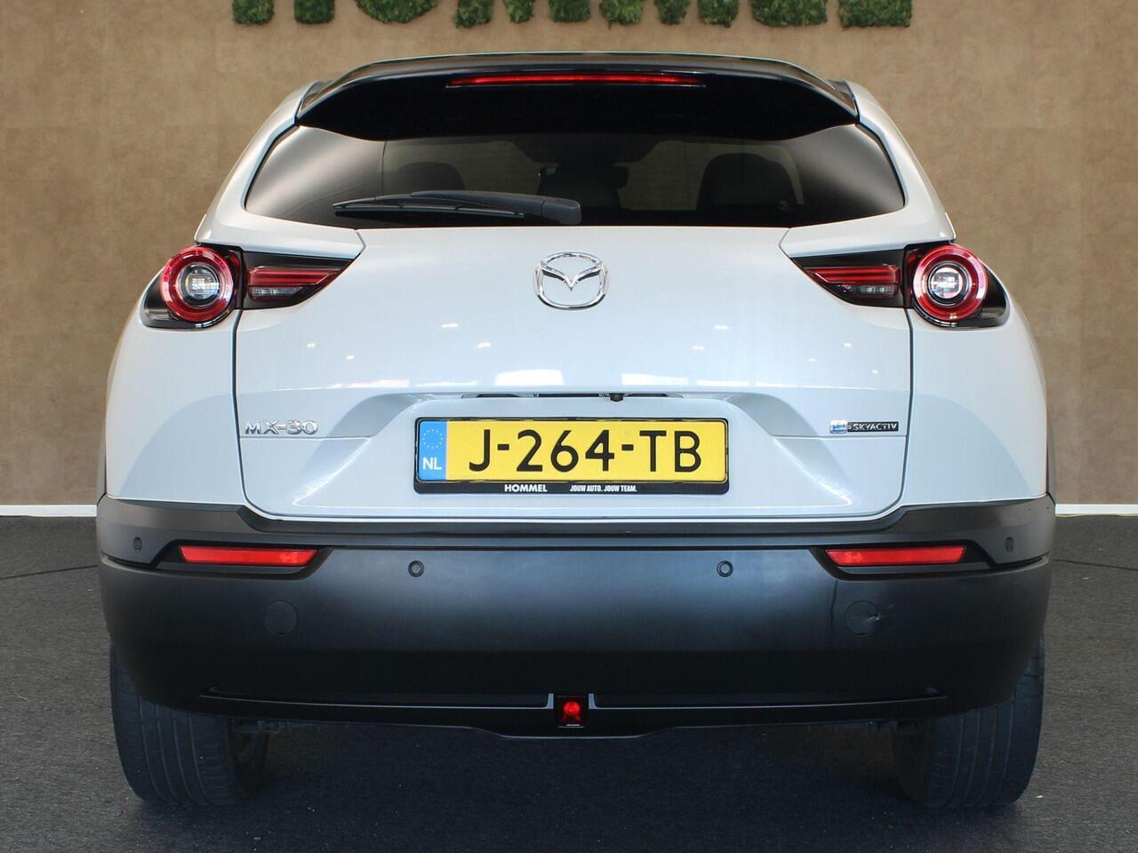 Mazda MX-30 e-SkyActiv 145 First Edition 36 kWh - SOH 94.6%! - ORIGINEEL NEDERLANDSE AUTO - ADAPTIEVE CRUISE CONTROL - APPLE CARPLAY/ANDROID AUTO - DODEHOEKDETECTIE - NAVIGATIE - HEAD UP DISPLAY - EXTRA GETINT GLAS - CLIMATE CONTROL - STOELVERWARMING VOORZIJDE -