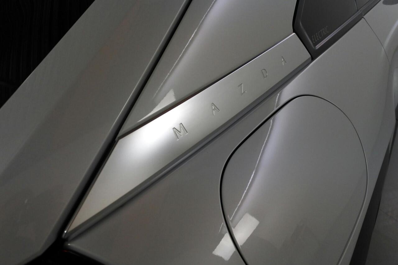 Mazda MX-30 145pk First Edition 36 kWh SOH 95% 100% Dealer onderhouden