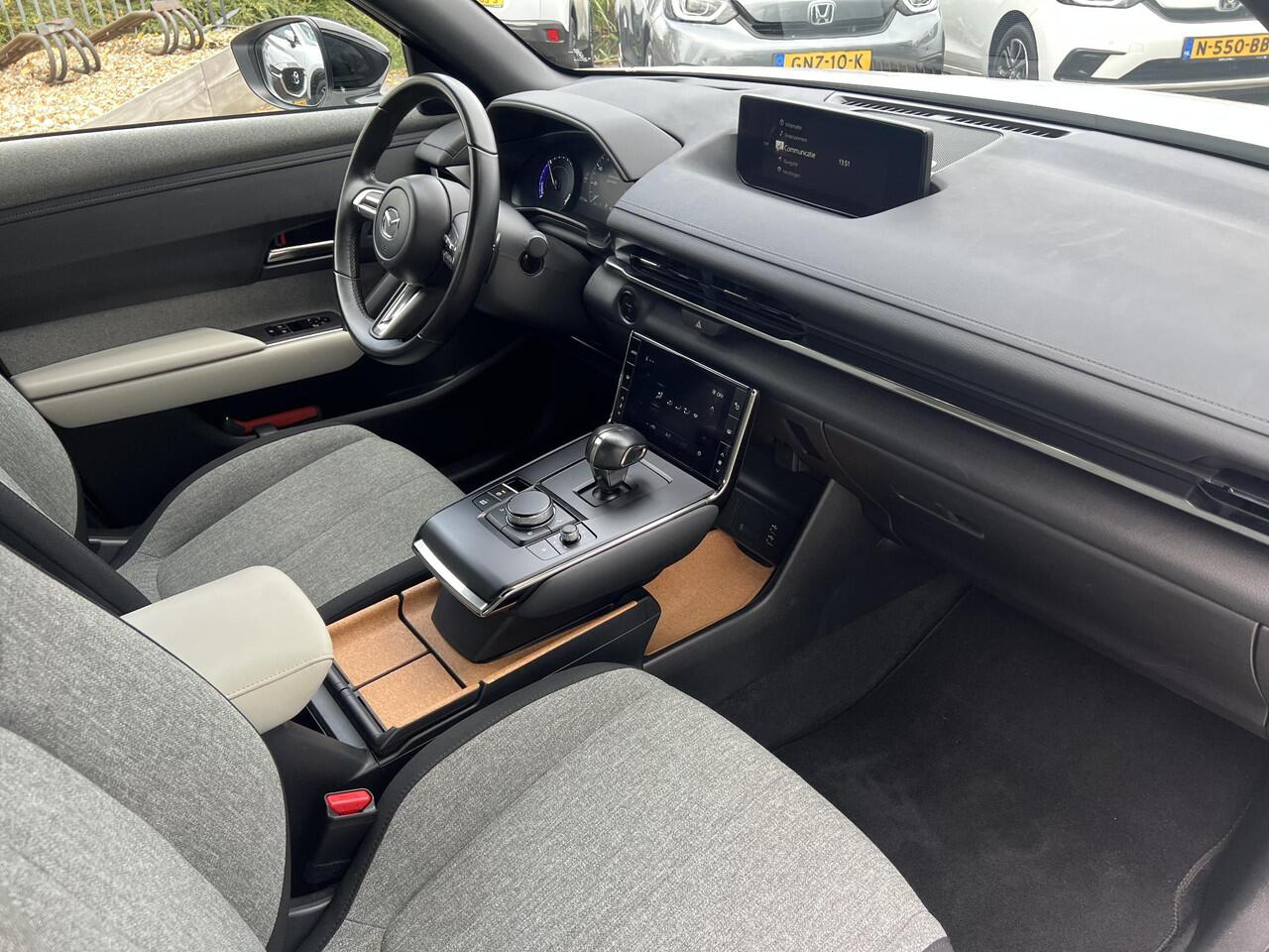 Mazda MX-30 e-SkyActiv EV 145 Prime-line 36 kWh AUTOMAAT | PARKEERSENSOREN V+A | DODEHOEKDETECTIE | ACHTERUITRIJCAMERA | ADAPT. CRUISE CONTROL | KEYLESS | CLIMATE CONTROL | CARPLAY |