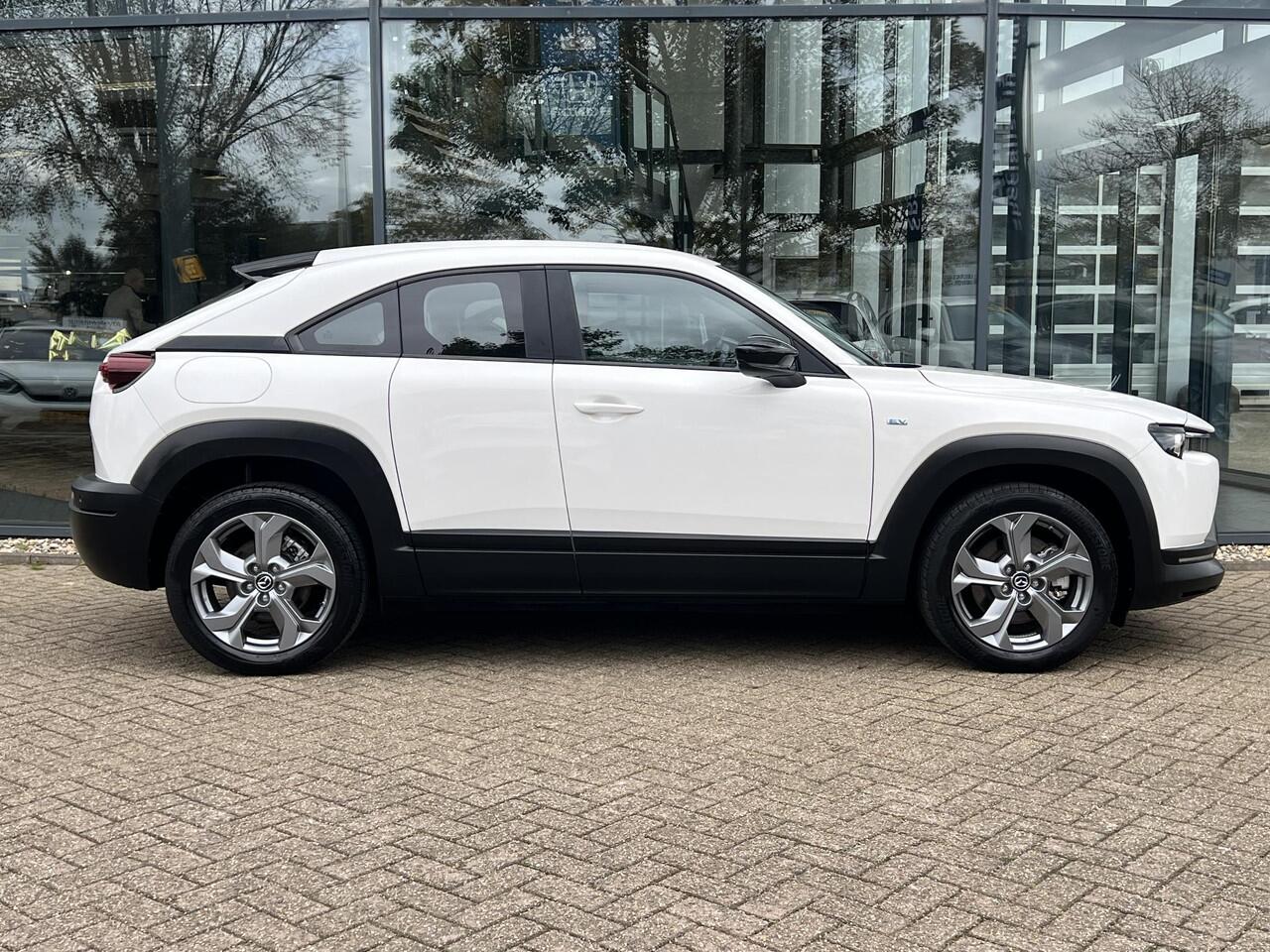 Mazda MX-30 e-SkyActiv EV 145 Prime-line 36 kWh AUTOMAAT | PARKEERSENSOREN V+A | DODEHOEKDETECTIE | ACHTERUITRIJCAMERA | ADAPT. CRUISE CONTROL | KEYLESS | CLIMATE CONTROL | CARPLAY |