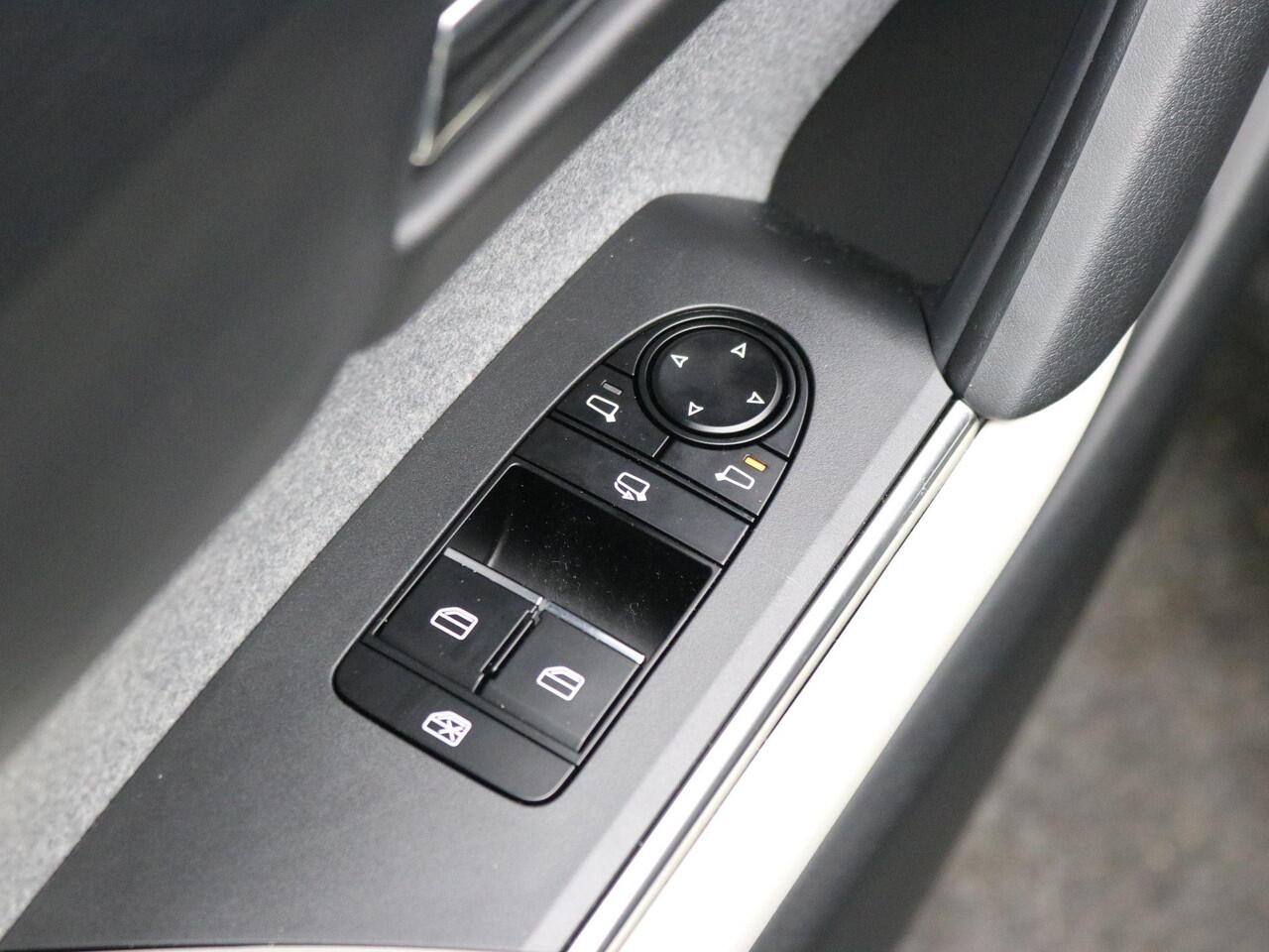 Mazda MX-30 e-SkyActiv R-EV 170 Exclusive-line AUTOMAAT / Plug-in-Hybride / 1ste Eigenaar / Historie aanwezig / HUD Display / Adaptieve Cruise Control / All seasonbanden / Navigatie / Stoel & Stuurwiel verwarming / Full Option /