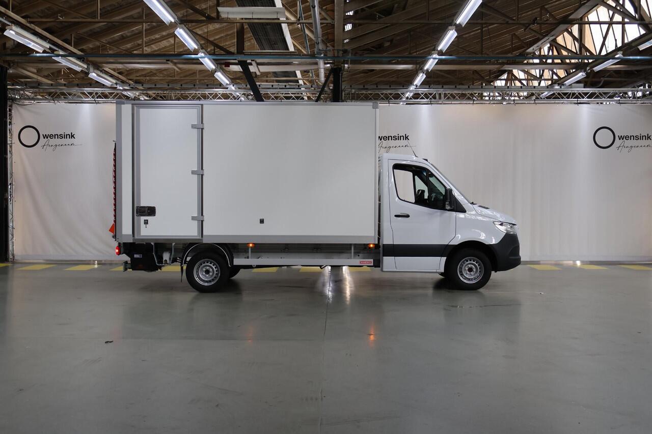 Mercedes-Benz 311 CDI Sprinter | Aut. | L3 | Gesloten Laadbak + Laadklep | Airco | Cruise Control | Apple Carplay/Android Auto | Lane-Assist | Geveerde Bestuurdersstoel | Bakwagen + Laadklep + Zijdeur