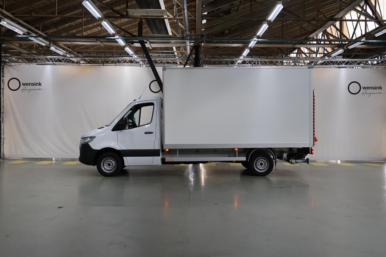 Mercedes-Benz 311 CDI Sprinter | Aut. | L3 | Gesloten Laadbak + Laadklep | Airco | Cruise Control | Apple Carplay/Android Auto | Lane-Assist | Geveerde Bestuurdersstoel | Bakwagen + Laadklep + Zijdeur