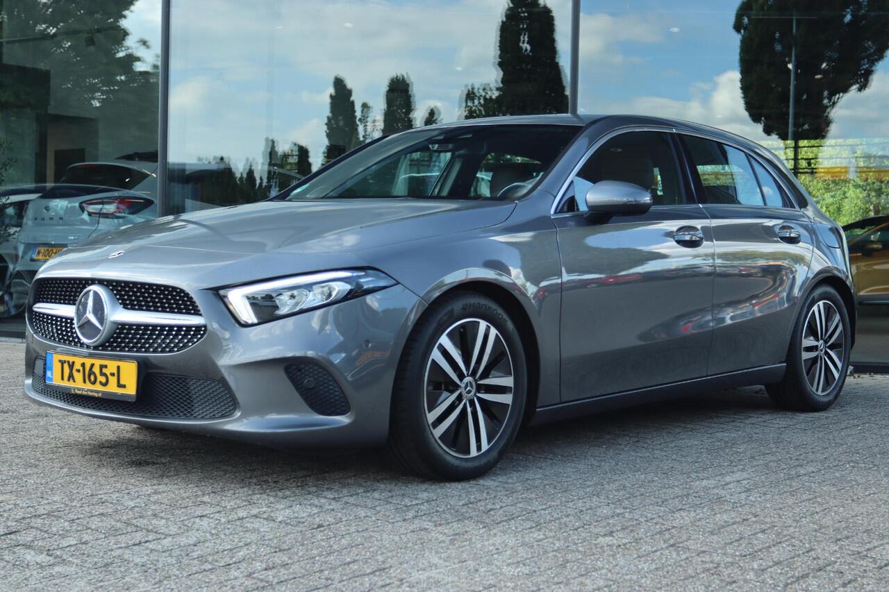 Mercedes-Benz A-KLASSE 180 PREMIUM AUT. | BURMESTER | LEDER | WIDESCREEN | TREKHAAK | LED | AMBIENT | MEMORY | KEY-LESS |