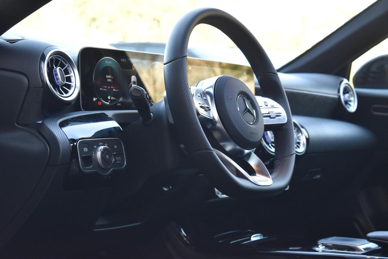 Mercedes-Benz A-KLASSE 200 Launch Edition Premium Plus AMG Pano Sfeer 19" Velgen