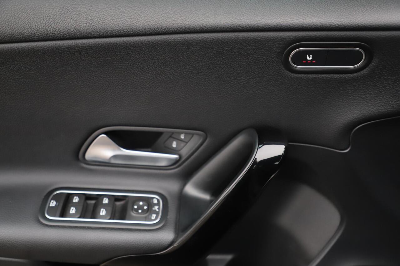 Mercedes-Benz A-KLASSE 180 d Business Solution Limited Automaat Half Leder Full LED Sportstoelen Widescreen Carplay Android Navigatie Achteruitrijcamera Clima Cruise 19 inch AMG Look Velgen Nieuwe Banden! Stoelverwarming