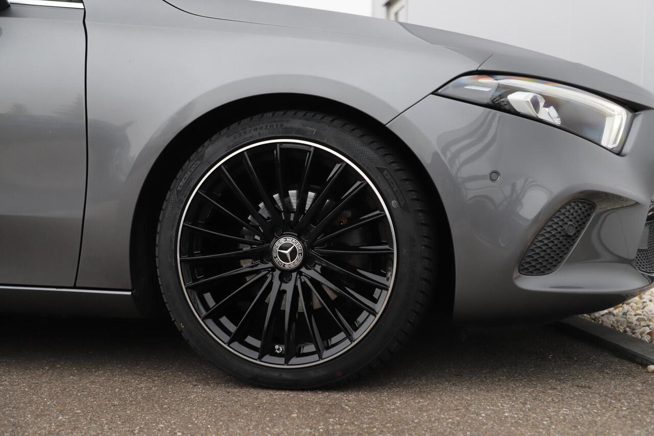 Mercedes-Benz A-KLASSE 180 d Business Solution Limited Automaat Half Leder Full LED Sportstoelen Widescreen Carplay Android Navigatie Achteruitrijcamera Clima Cruise 19 inch AMG Look Velgen Nieuwe Banden! Stoelverwarming