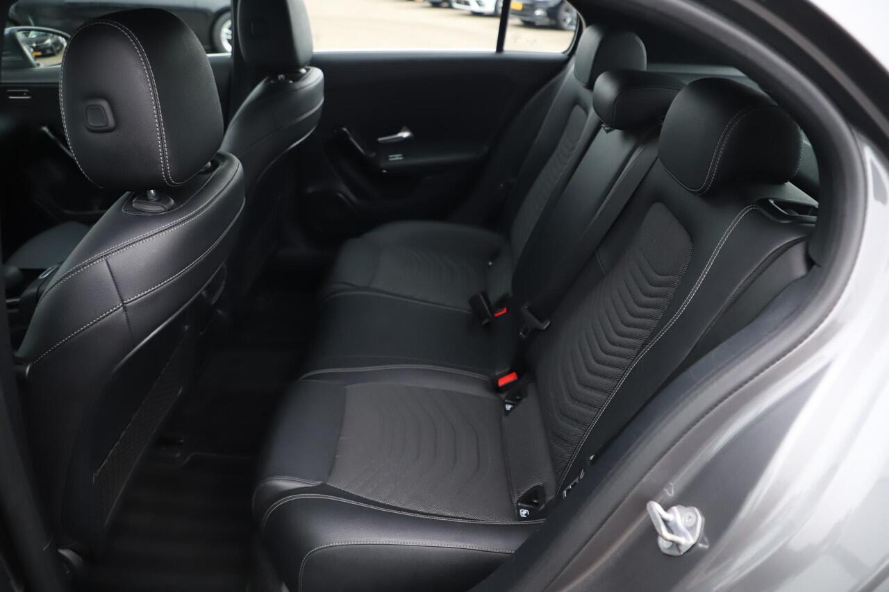 Mercedes-Benz A-KLASSE 180 d Business Solution Limited Automaat Half Leder Full LED Sportstoelen Widescreen Carplay Android Navigatie Achteruitrijcamera Clima Cruise 19 inch AMG Look Velgen Nieuwe Banden! Stoelverwarming