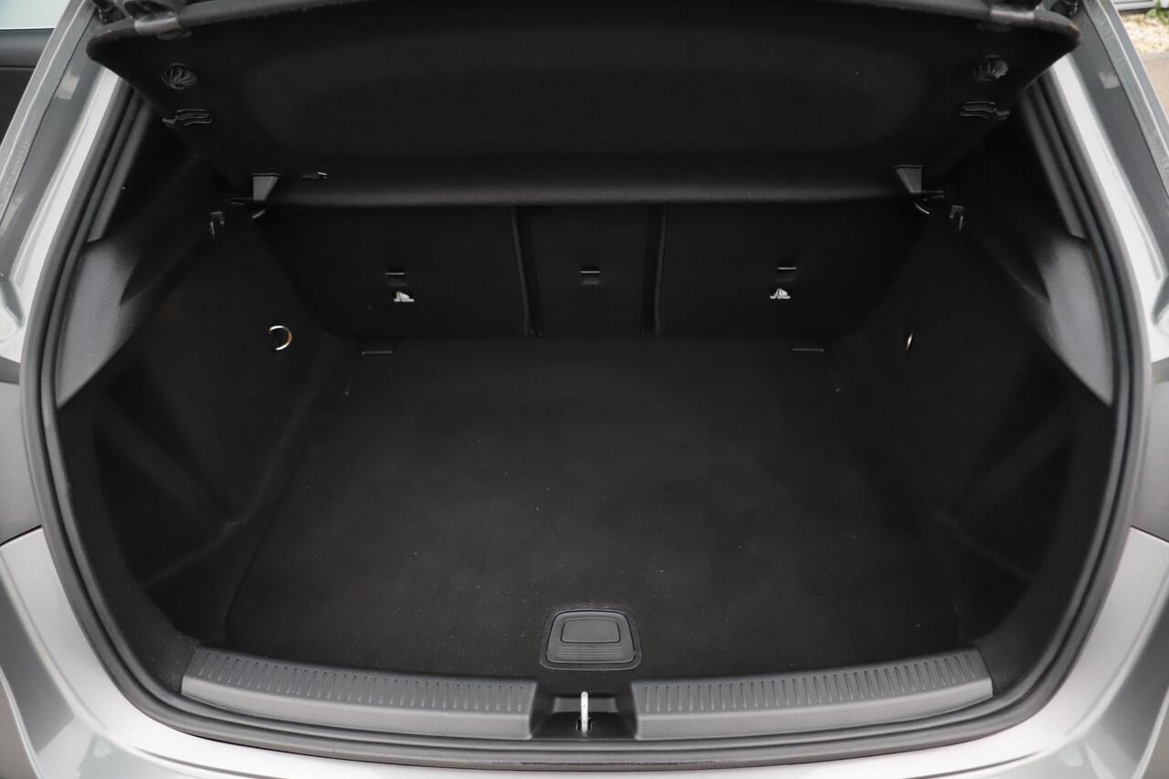 Mercedes-Benz A-KLASSE 180 d Business Solution Limited Automaat Half Leder Full LED Sportstoelen Widescreen Carplay Android Navigatie Achteruitrijcamera Clima Cruise 19 inch AMG Look Velgen Nieuwe Banden! Stoelverwarming