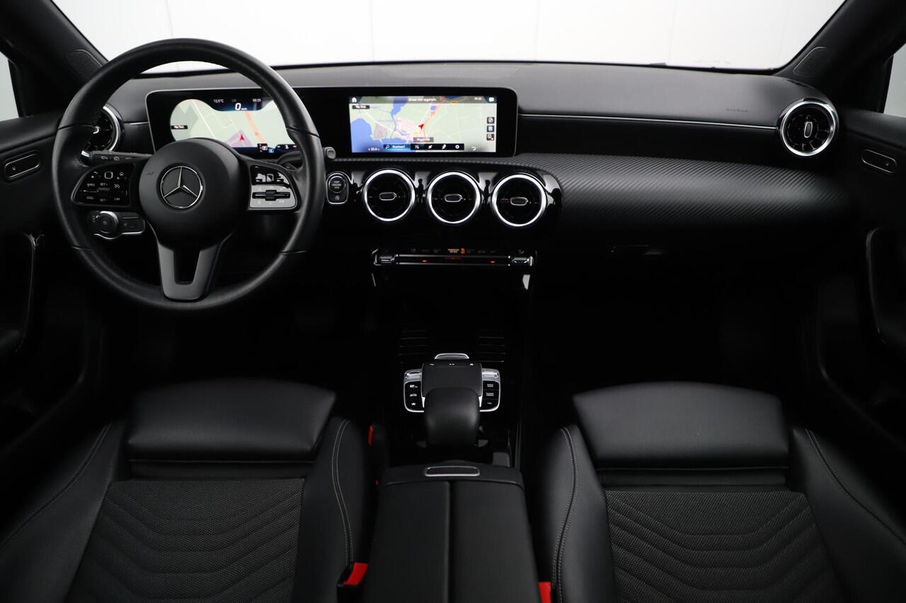 Mercedes-Benz A-KLASSE 180 d Business Solution Limited Automaat Half Leder Full LED Sportstoelen Widescreen Carplay Android Navigatie Achteruitrijcamera Clima Cruise 19 inch AMG Look Velgen Nieuwe Banden! Stoelverwarming