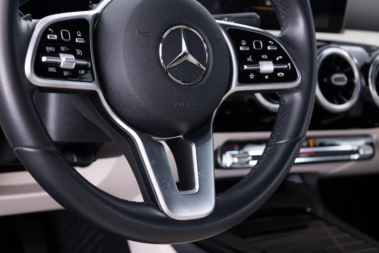 Mercedes-Benz A-KLASSE 200 Business Solution Automaat | LEDER | Full LED | NAVI