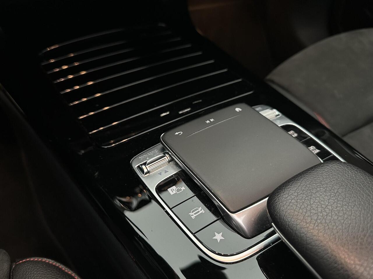 Mercedes-Benz A-KLASSE 180 AMG Line Burmeister Panorama Dealer Ondrh en Garantie