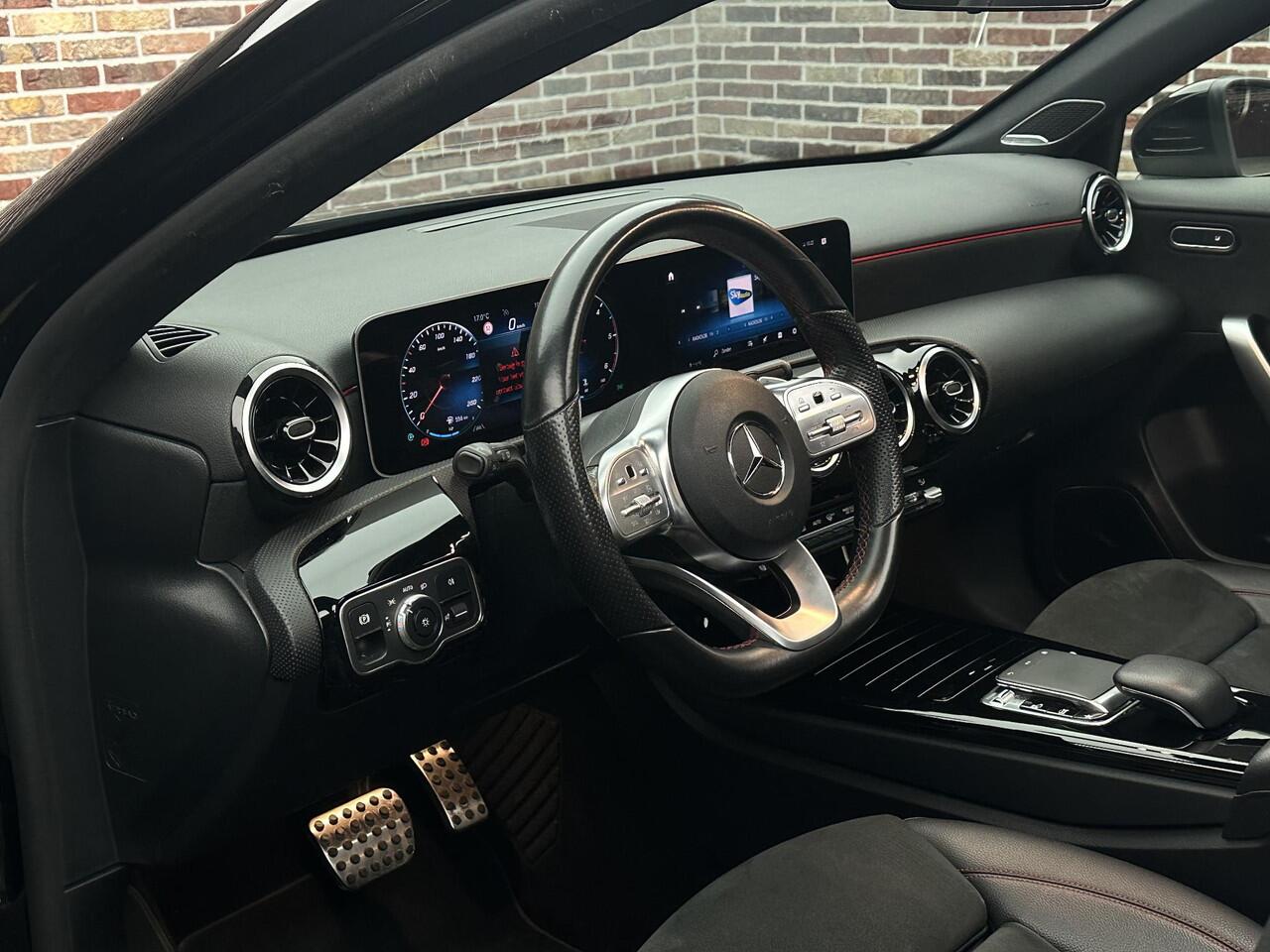 Mercedes-Benz A-KLASSE 180 AMG Line Burmeister Panorama Dealer Ondrh en Garantie