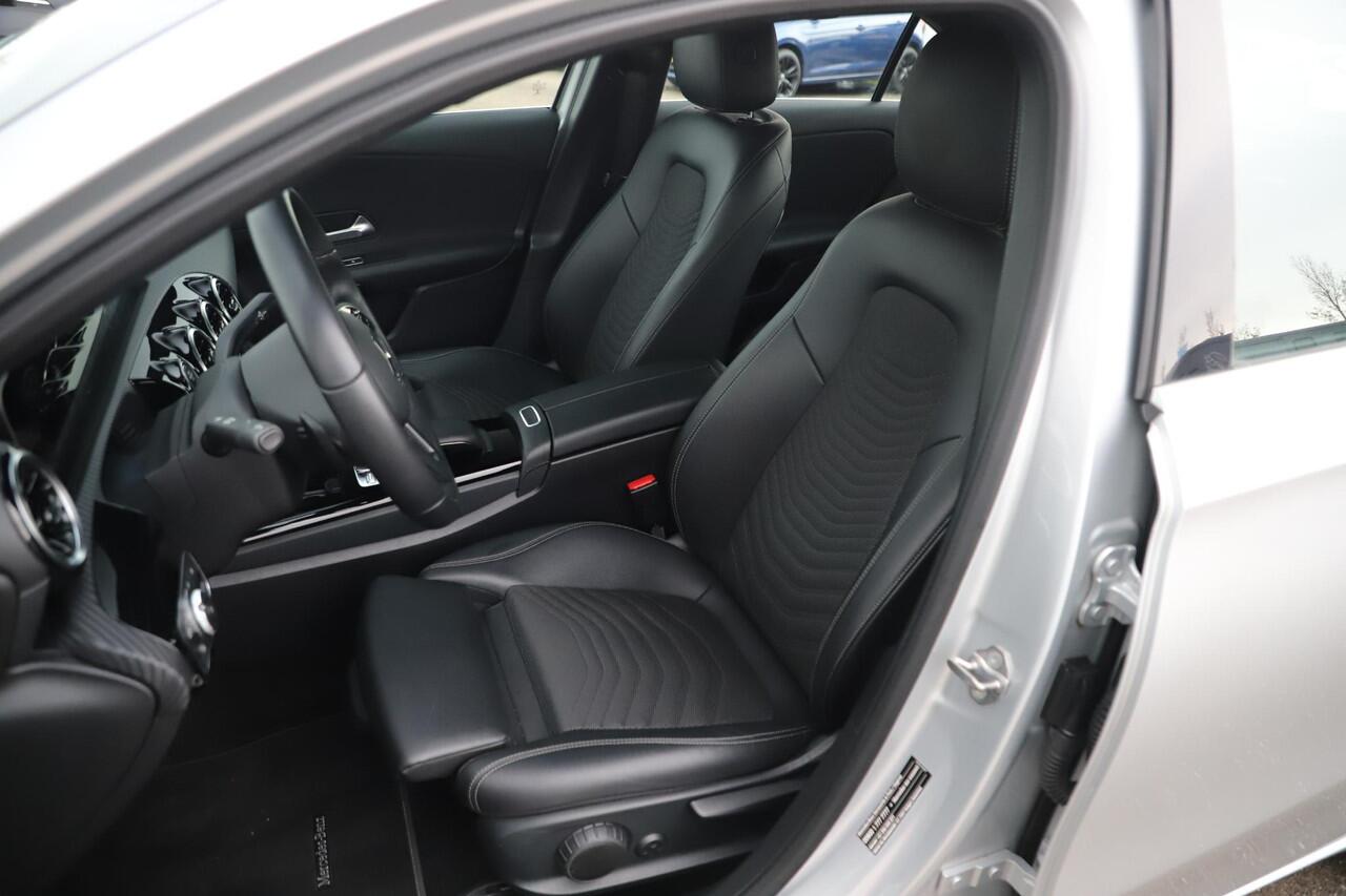 Mercedes-Benz A-KLASSE 200 Business Solution Automaat Half Leder Full LED Sportstoelen Widescreen Carplay Android Navigatie Achteruitrijcamera Clima Cruise 19 inch AMG Look Velgen Nieuwe Banden! Stoelverwarming