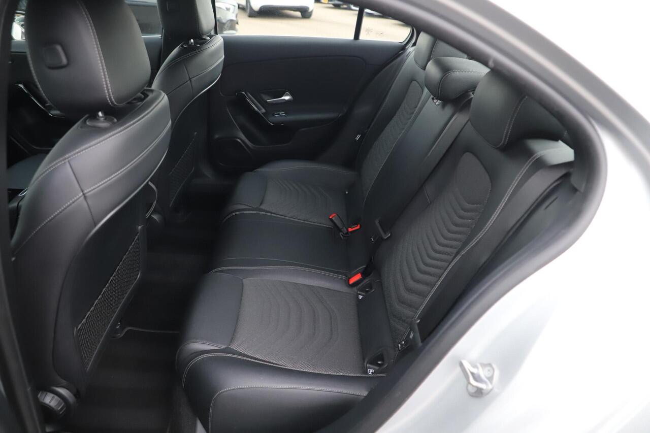 Mercedes-Benz A-KLASSE 200 Business Solution Automaat Half Leder Full LED Sportstoelen Widescreen Carplay Android Navigatie Achteruitrijcamera Clima Cruise 19 inch AMG Look Velgen Nieuwe Banden! Stoelverwarming