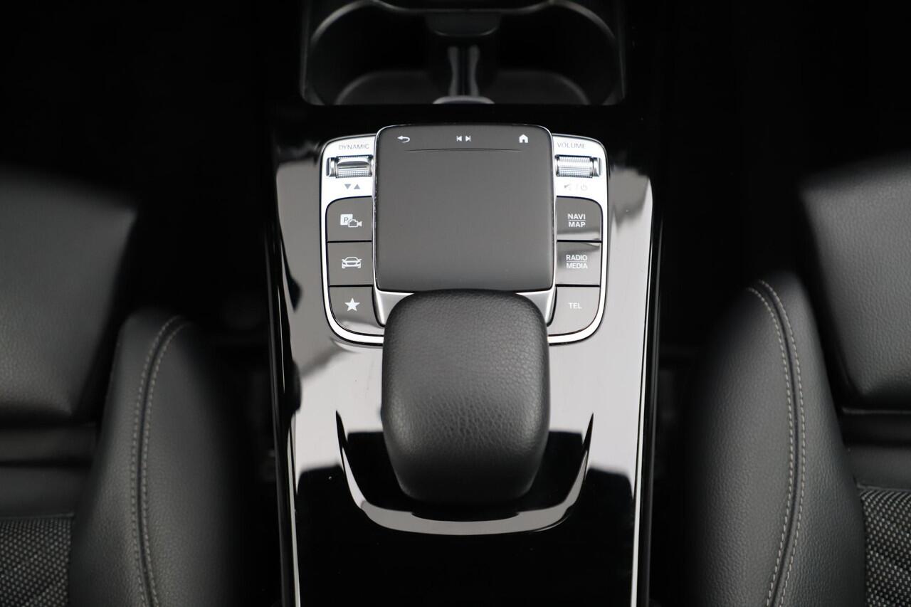 Mercedes-Benz A-KLASSE 200 Business Solution Automaat Half Leder Full LED Sportstoelen Widescreen Carplay Android Navigatie Achteruitrijcamera Clima Cruise 19 inch AMG Look Velgen Nieuwe Banden! Stoelverwarming