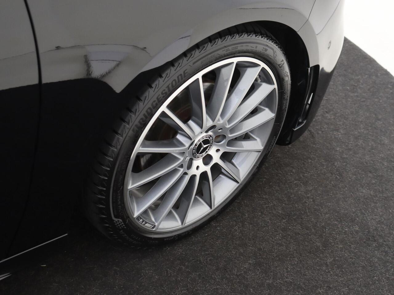 Mercedes-Benz A-KLASSE 200 Premium 163PK | AMG | Half leder/ Alcantara | Multispaaks LM velgen