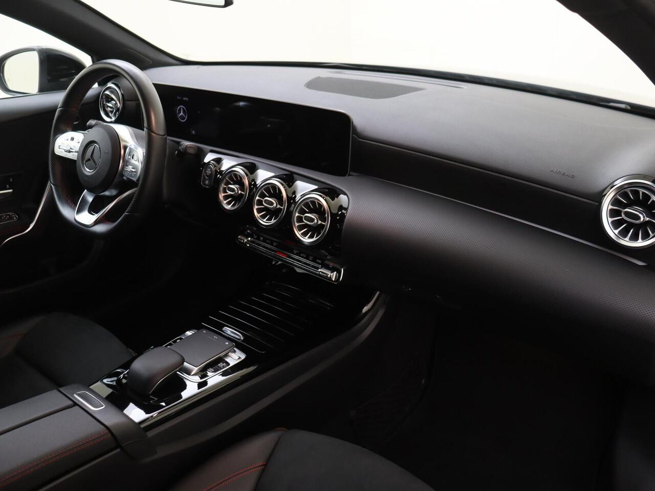 Mercedes-Benz A-KLASSE 200 Premium 163PK | AMG | Half leder/ Alcantara | Multispaaks LM velgen