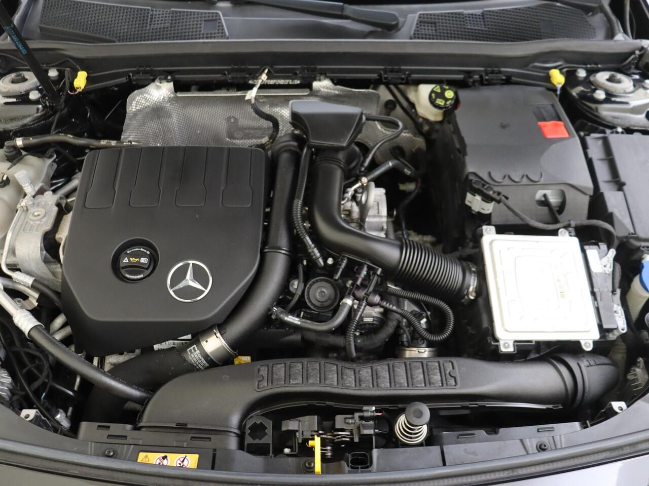 Mercedes-Benz A-KLASSE 200 Premium 163PK | AMG | Half leder/ Alcantara | Multispaaks LM velgen