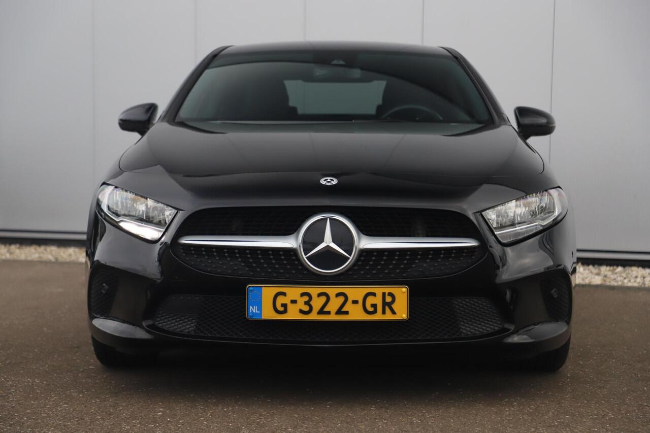 Mercedes-Benz A-KLASSE 180 d Business Solution Automaat Half Leder Sportstoelen Widescreen Navigatie Carplay Android Clima Cruise Achteruitrijcamera Getint Glas