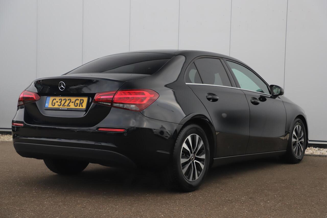 Mercedes-Benz A-KLASSE 180 d Business Solution Automaat Half Leder Sportstoelen Widescreen Navigatie Carplay Android Clima Cruise Achteruitrijcamera Getint Glas