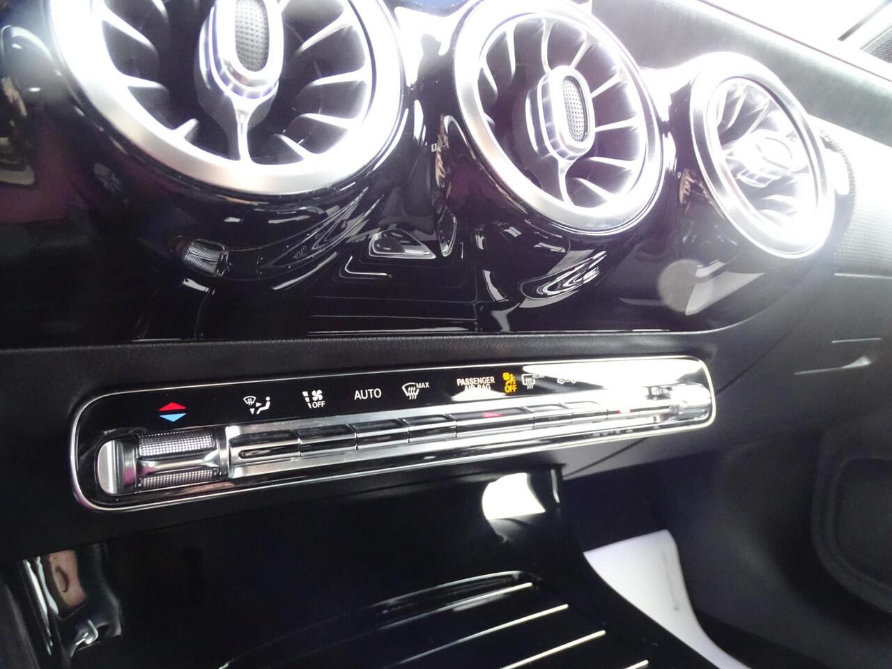 Mercedes-Benz A-KLASSE 220 Launch Edition Premium AMG NAVIGATIE|SFEERVERLICHING|AMG-LINE|PARKEER SENSOREN|STOELVERWARMING|LED KOPLAMPEN|NEDERLANDSE AUTO|