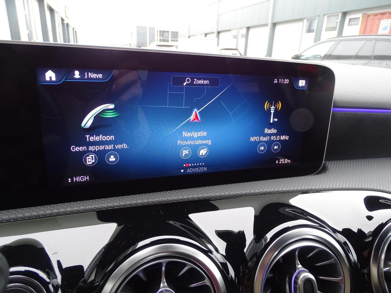 Mercedes-Benz A-KLASSE 220 Launch Edition Premium AMG NAVIGATIE|SFEERVERLICHING|AMG-LINE|PARKEER SENSOREN|STOELVERWARMING|LED KOPLAMPEN|NEDERLANDSE AUTO|