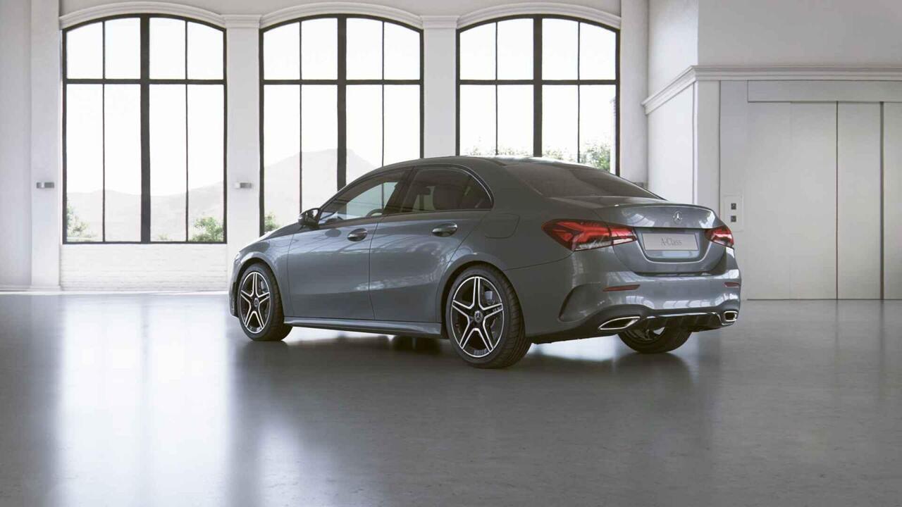 Mercedes-Benz A-KLASSE 250 Premium | AMG | Night | Panoramadak | Stoelverwarming | Keyless | Achteruitrijcamera |