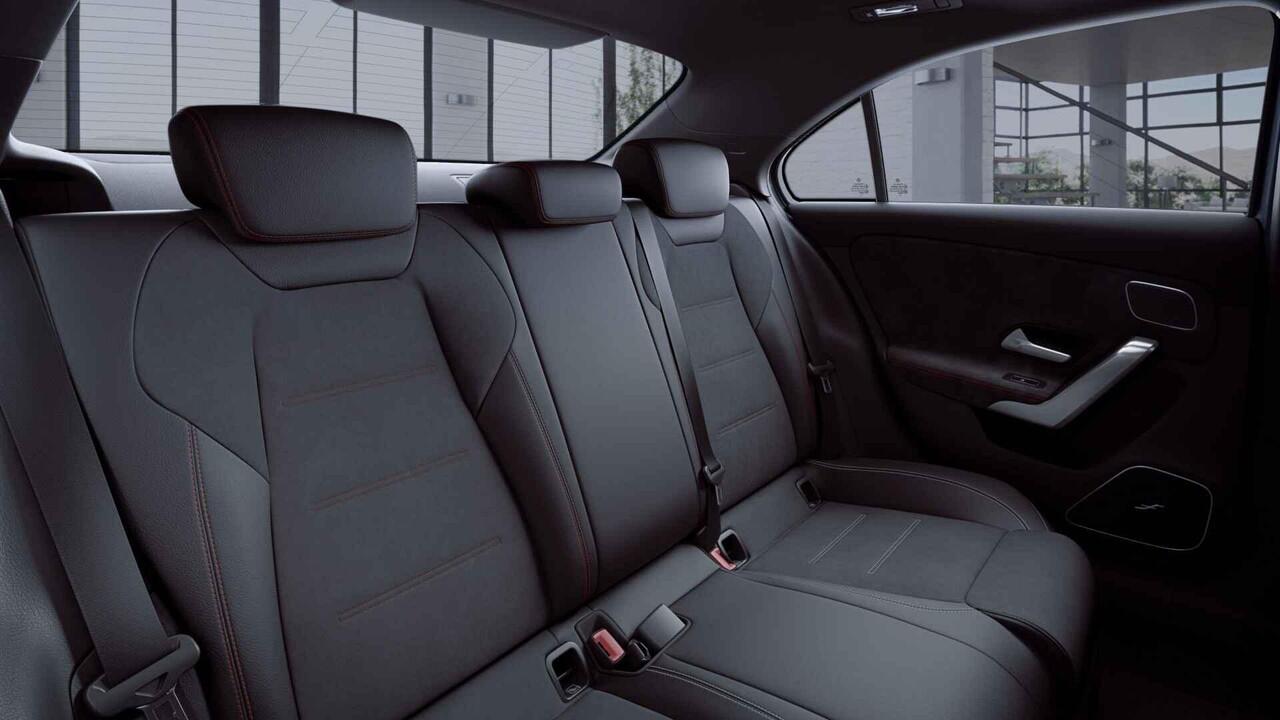 Mercedes-Benz A-KLASSE 250 Premium | AMG | Night | Panoramadak | Stoelverwarming | Keyless | Achteruitrijcamera |