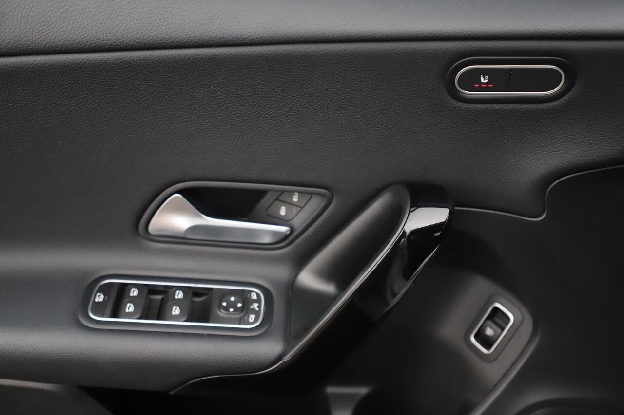 Mercedes-Benz A-KLASSE 200 Business Solution Automaat Half Leder Full LED Sportstoelen Widescreen Carplay Android Navigatie Achteruitrijcamera Clima Cruise 19 inch AMG Look Velgen Nieuwe Banden! Stoelverwarming