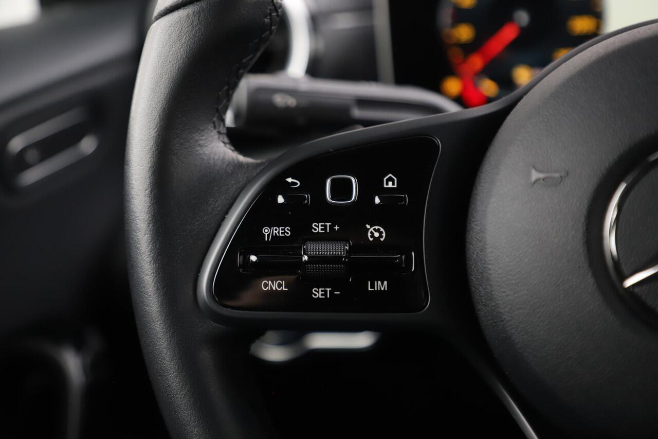Mercedes-Benz A-KLASSE 200 Business Solution Automaat Half Leder Full LED Sportstoelen Widescreen Carplay Android Navigatie Achteruitrijcamera Clima Cruise 19 inch AMG Look Velgen Nieuwe Banden! Stoelverwarming