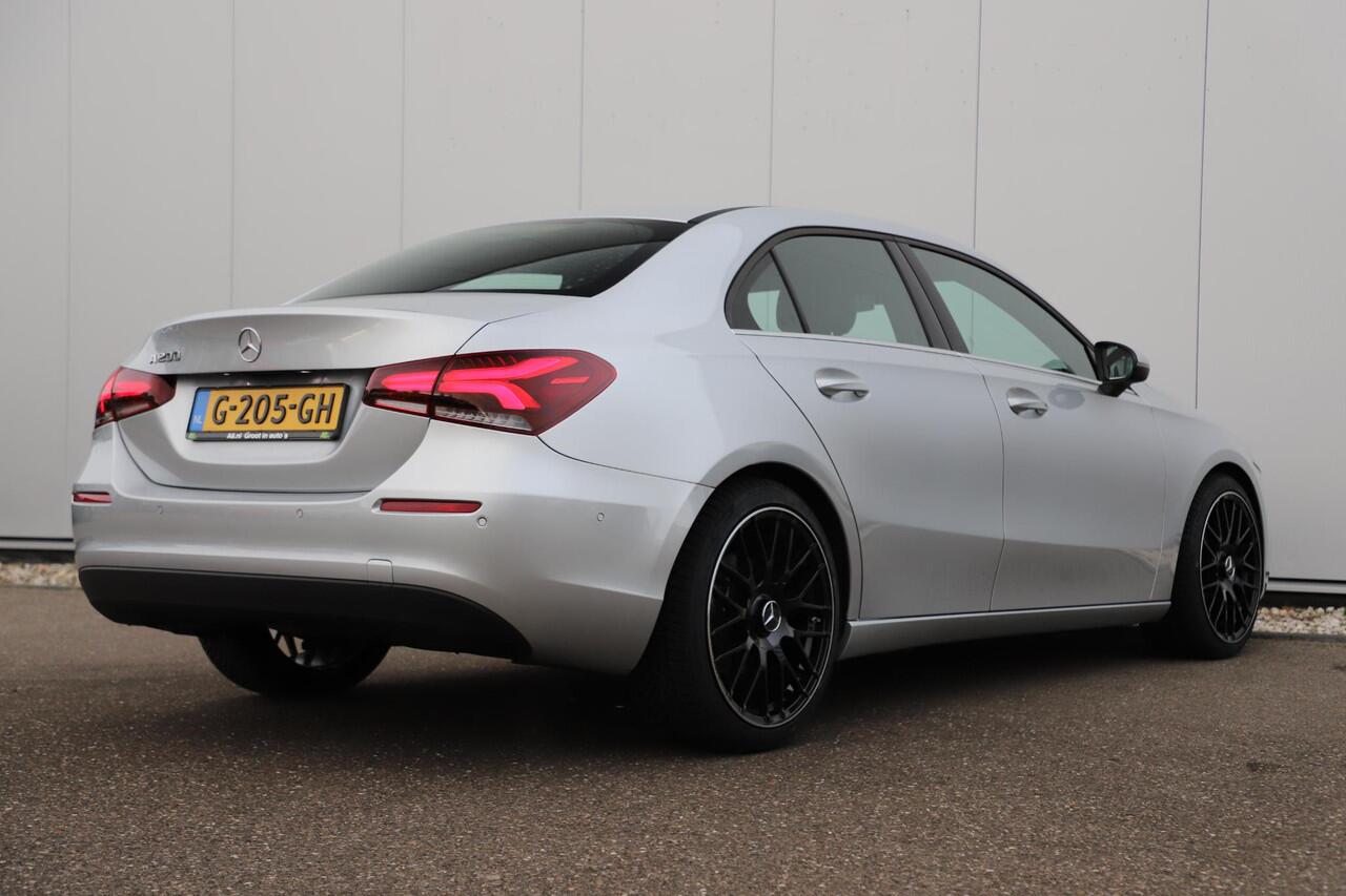 Mercedes-Benz A-KLASSE 200 Business Solution Automaat Half Leder Full LED Sportstoelen Widescreen Carplay Android Navigatie Achteruitrijcamera Clima Cruise 19 inch AMG Look Velgen Nieuwe Banden! Stoelverwarming