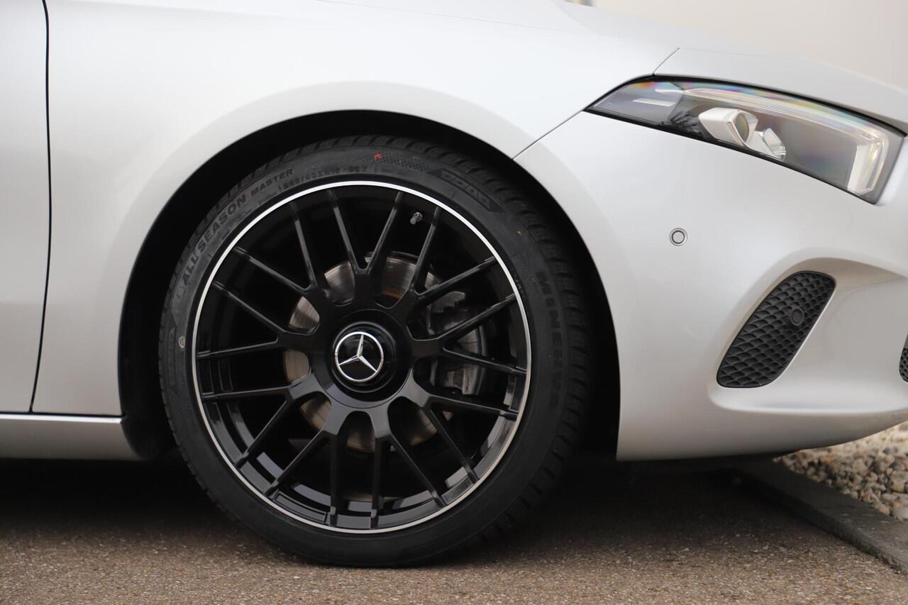 Mercedes-Benz A-KLASSE 200 Business Solution Automaat Half Leder Full LED Sportstoelen Widescreen Carplay Android Navigatie Achteruitrijcamera Clima Cruise 19 inch AMG Look Velgen Nieuwe Banden! Stoelverwarming