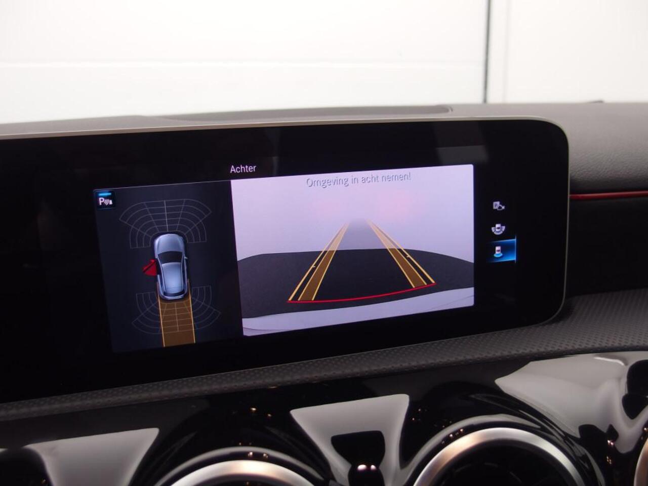 Mercedes-Benz A-KLASSE 180 Business Solution AMG WIDESCREEN / FULL LED / CARPLAY / CAMERA / STOELVERW / NAVI / CLIMA / PDC / NL-AUTO