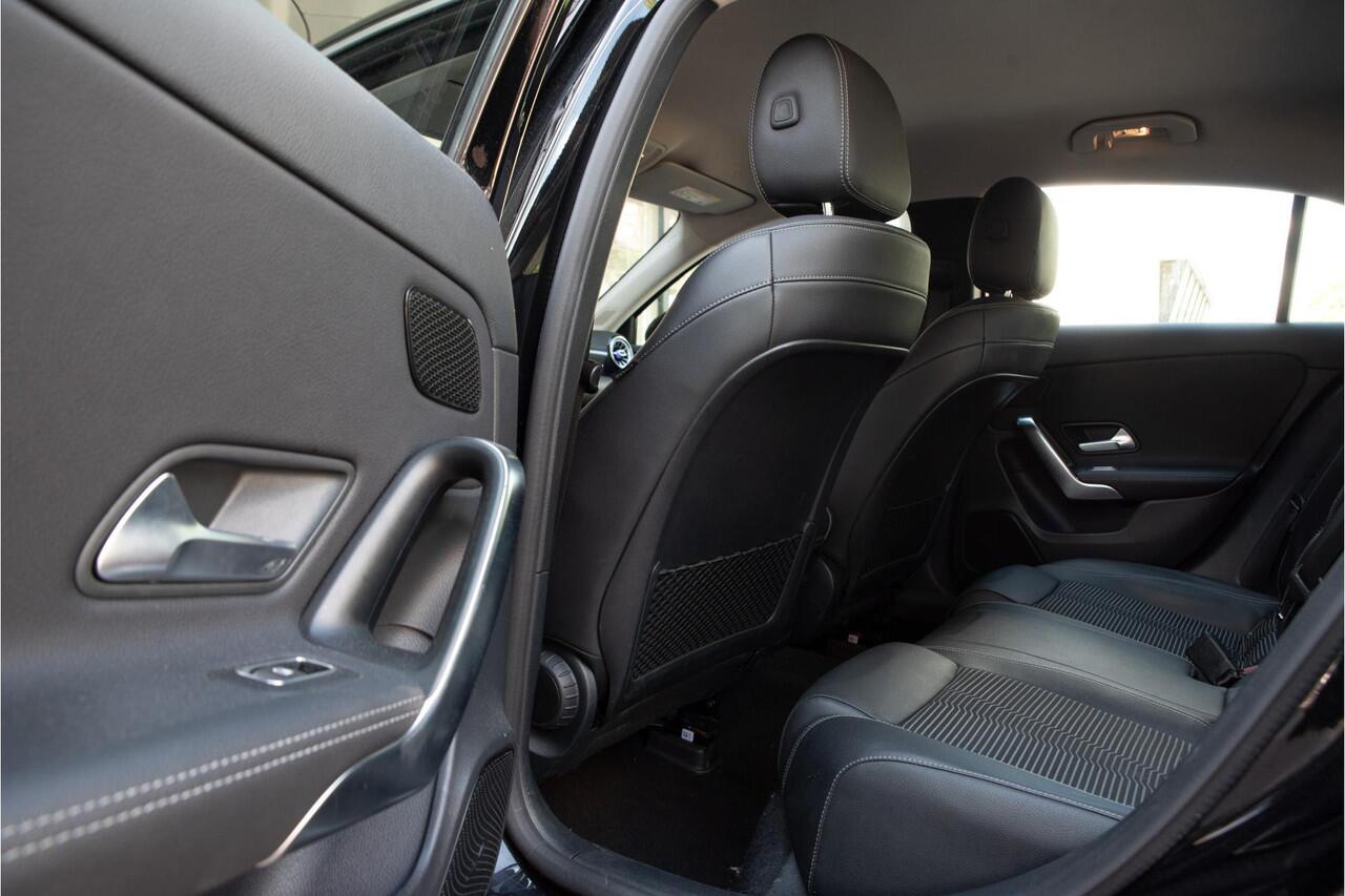 Mercedes-Benz A-KLASSE 180 Business Solution AMG Ambient Cruise Navigatie Camera Sportstoelen Leer LED 19" LMV