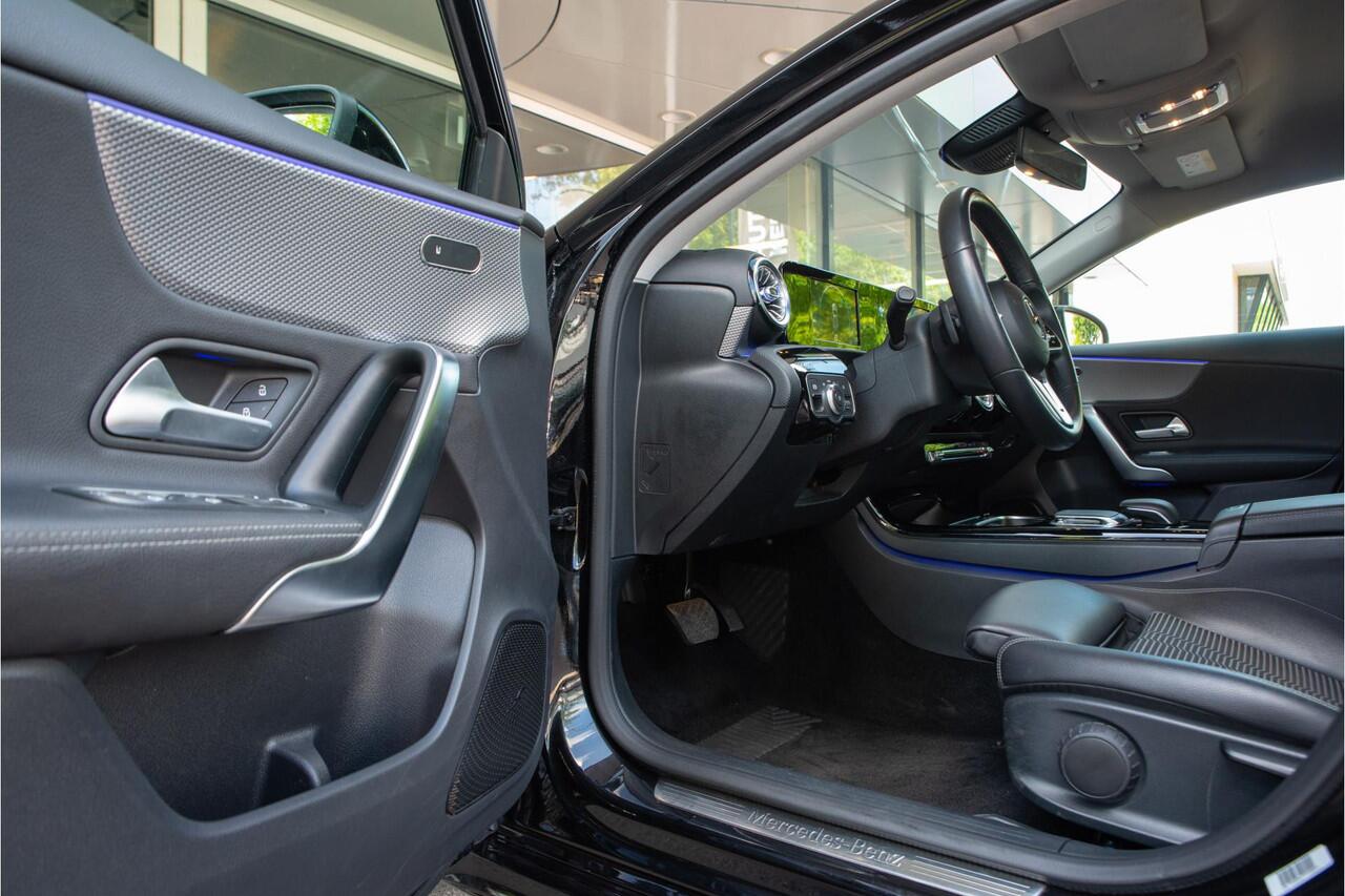 Mercedes-Benz A-KLASSE 180 Business Solution AMG Ambient Cruise Navigatie Camera Sportstoelen Leer LED 19" LMV