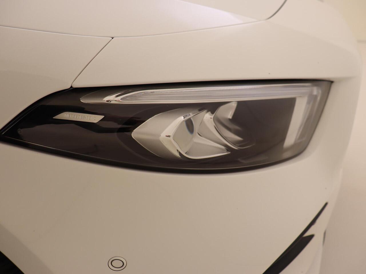 Mercedes-Benz A-KLASSE 180 Premium | AMG-Line | Panorama-dak | Multi-spaaks 19"