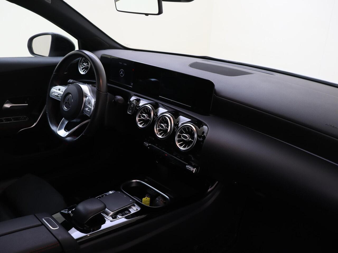 Mercedes-Benz A-KLASSE 180 Premium | AMG-Line | Panorama-dak | Multi-spaaks 19"