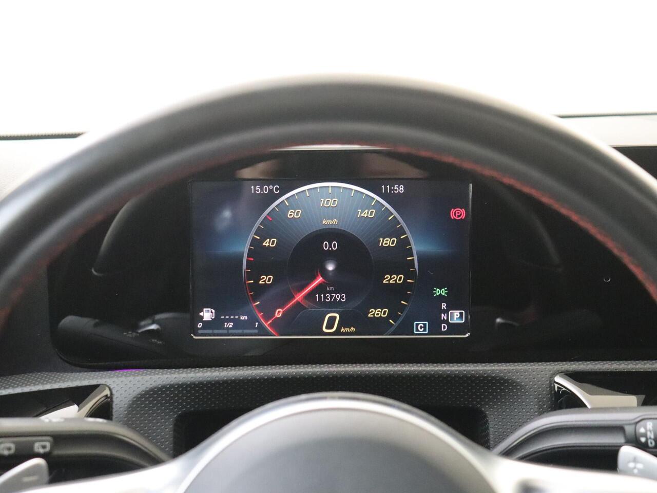 Mercedes-Benz A-KLASSE 180 Premium | AMG-Line | Panorama-dak | Multi-spaaks 19"