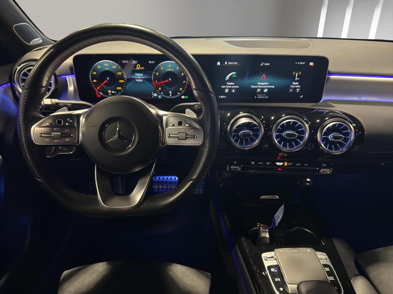 Mercedes-Benz A-KLASSE 220 Premium Plus AMG | Sfeer | 18"| Camera | Stoelverw | Parkeersensors | Burmester | Matrix |