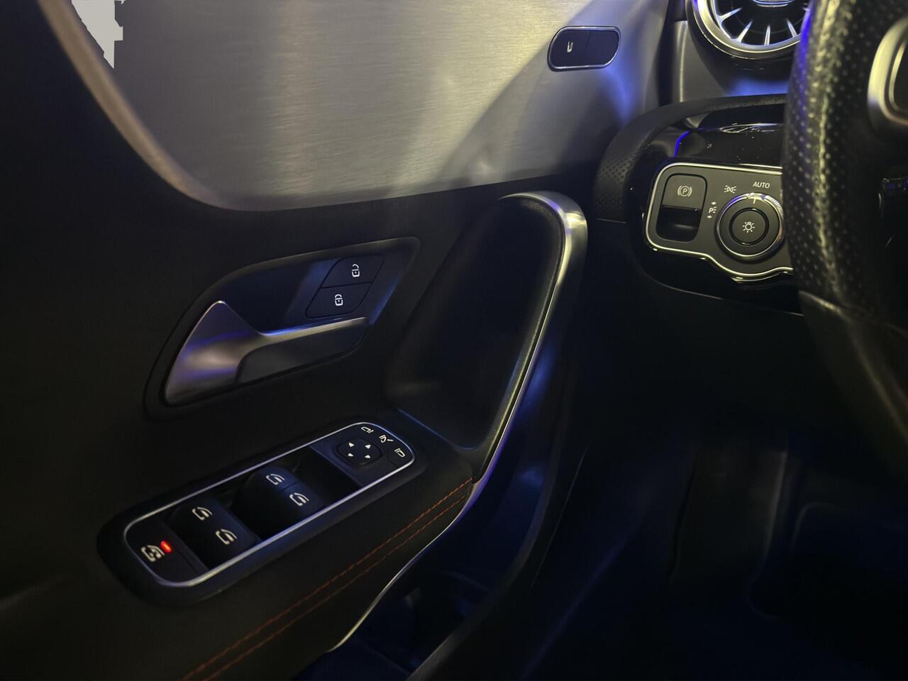 Mercedes-Benz A-KLASSE 220 Premium Plus AMG | Sfeer | 18"| Camera | Stoelverw | Parkeersensors | Burmester | Matrix |