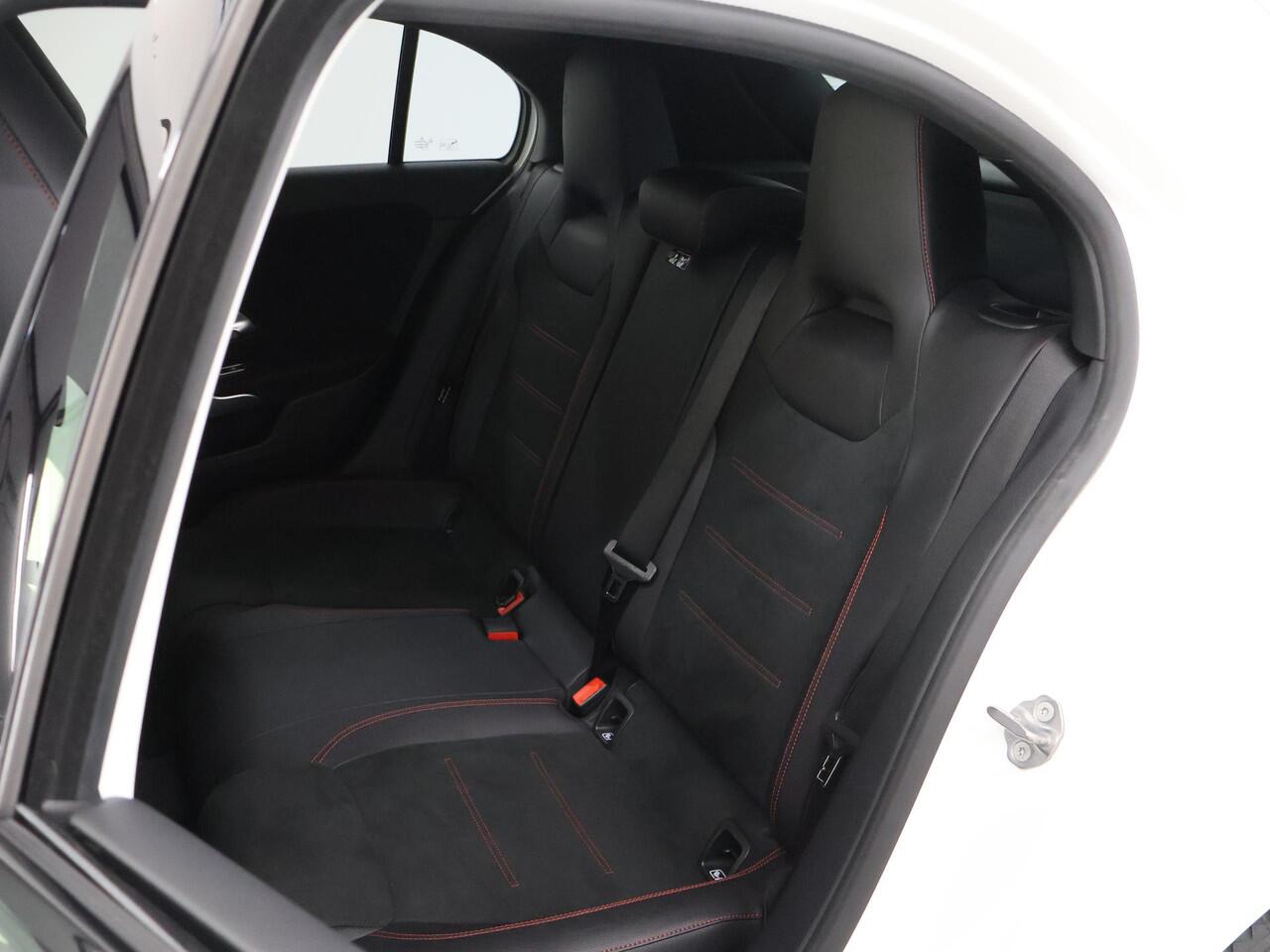 Mercedes-Benz A-KLASSE 180 Business Solution AMG Night Upgrade | Widescreen | Night | Sfeerverlichting | Stoelverwarming |