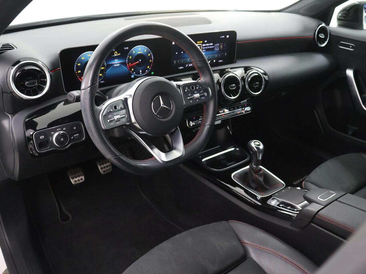 Mercedes-Benz A-KLASSE 180 Business Solution AMG Night Upgrade | Widescreen | Night | Sfeerverlichting | Stoelverwarming |