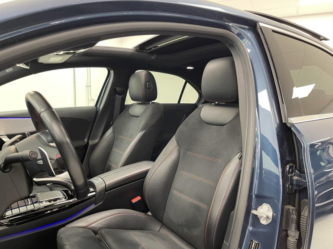 Mercedes-Benz A-KLASSE AMG 35 4MATIC | Burmester | Panoramadak | 19'' AMG dubbelspaaks