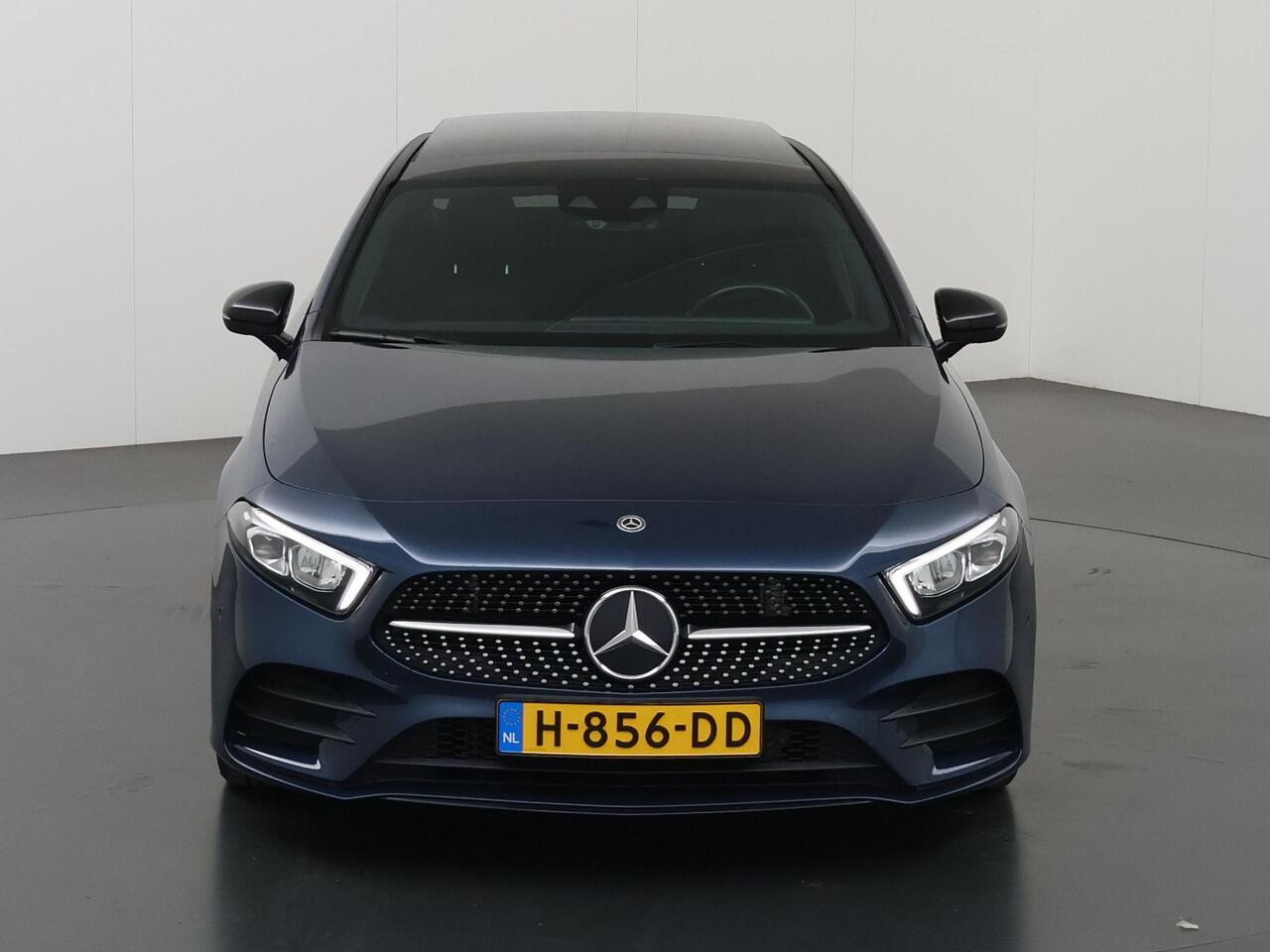 Mercedes-Benz A-KLASSE 180 AMG Night | Panoramadak | Stoelverwarming | Widescreen | Apple Carplay | Augmented Reality