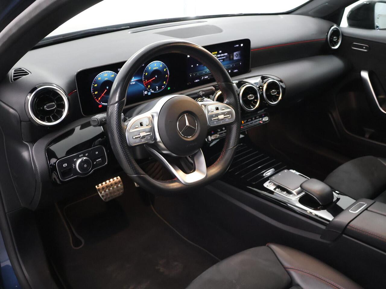 Mercedes-Benz A-KLASSE 180 AMG Night | Panoramadak | Stoelverwarming | Widescreen | Apple Carplay | Augmented Reality