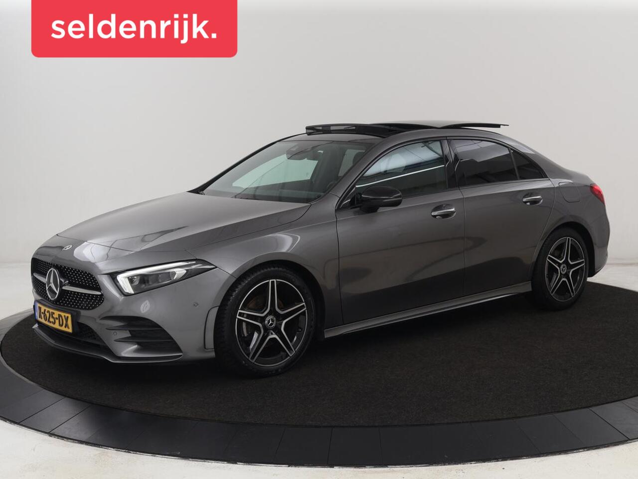 Mercedes-Benz A-KLASSE 180 AMG | Panoramadak | Matrix LED | Sfeerverlichting | Keyless | Camera | Carplay | Leder/Alcantara | Memory | Keyless | Widescreen |