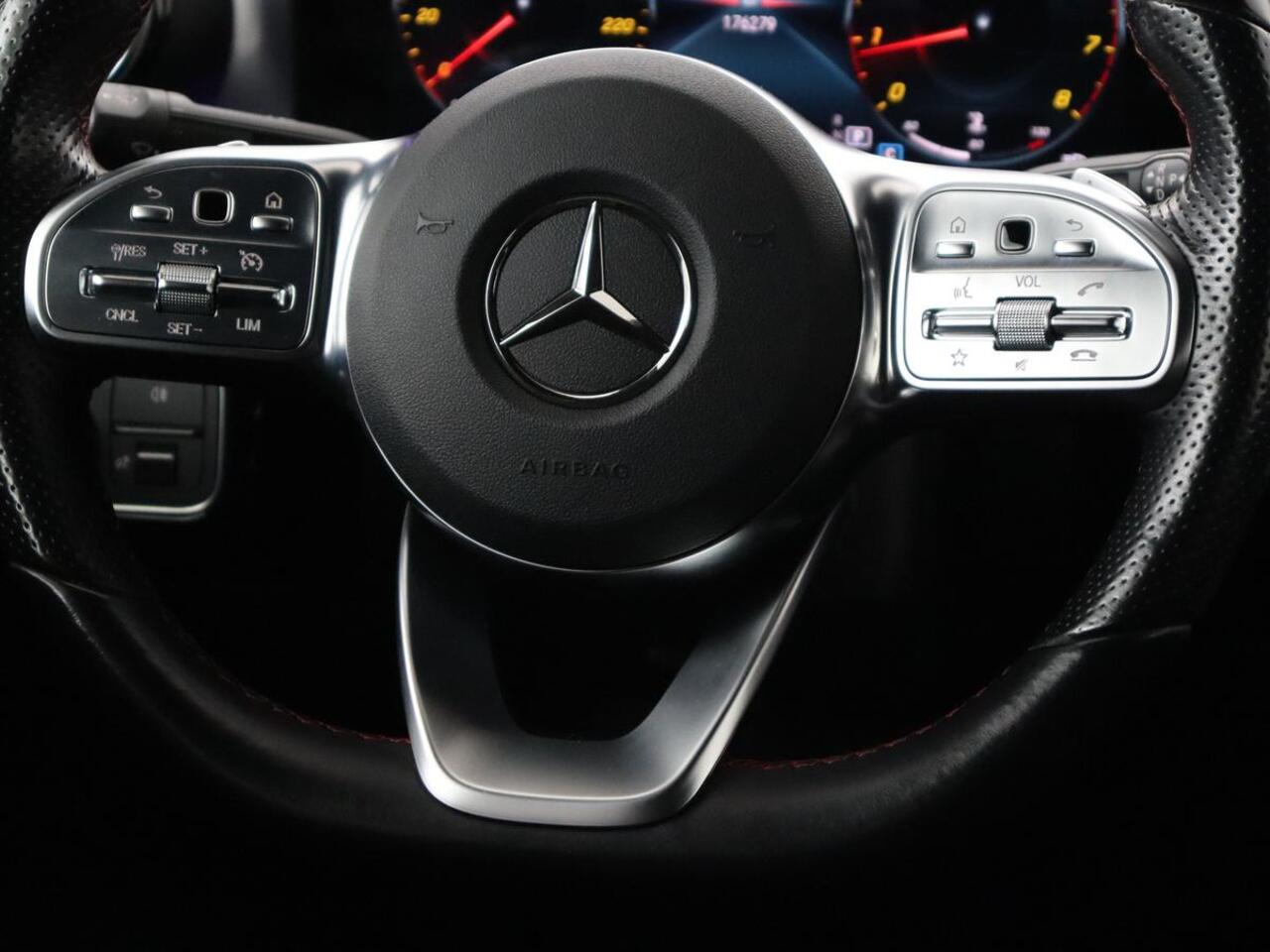 Mercedes-Benz A-KLASSE 180 AMG | Panoramadak | Matrix LED | Sfeerverlichting | Keyless | Camera | Carplay | Leder/Alcantara | Memory | Keyless | Widescreen |